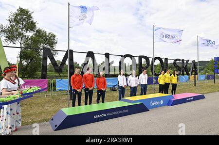 Cracovie, Pologne. 30th juin 2023. Canoë Slalom. Jeux européens de 2023. Centre sportif de Kolna. Cracovie. La cérémonie de remise des médailles pour la finale de l'équipe de canoë de Womens lors de l'événement de slalom de canoë aux Jeux européens de 2023 à Cracovie, en Pologne. Credit: Sport en images/Alamy Live News Banque D'Images