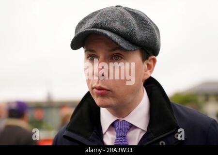 Le formateur Joseph O’Brien s’occupe de la victoire du J.J. par la franchise Mahon & Sons handicap pendant la première journée du Festival du Derby irlandais sans taxe de Dubaï à l'hippodrome de Curragh, dans le comté de Kildare. Date de la photo: Vendredi 30 juin 2023. Banque D'Images