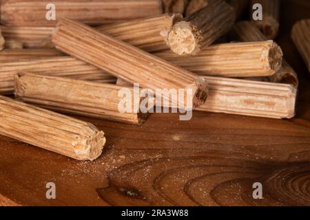 pile de chevilles en chêne sur fond de cèdre, chevilles utilisées pour joindre deux morceaux de bois, joint, menuiserie Banque D'Images