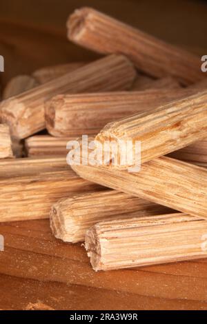 pile de chevilles en chêne sur fond de cèdre, chevilles utilisées pour joindre deux morceaux de bois, joint, menuiserie Banque D'Images