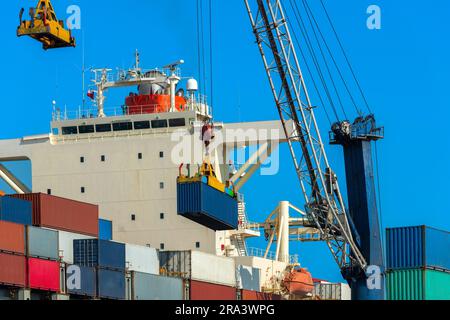 Cargo d'être chargés dans le port d'Iquique, Chili Banque D'Images