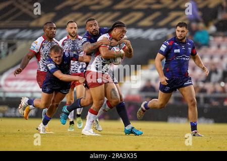 Tom Amone de Leigh Leopards est attaqué par Elliot Minchella de Hull KR et Jez Litten de Hull KR lors du match de la Super League de Betfred au Leigh Sports Village, Leigh. Date de la photo: Vendredi 30 juin 2023. Banque D'Images