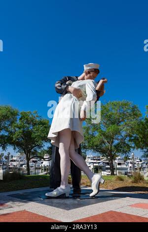 La célèbre statue d'attraction touristique, « Unconditional capitulation », dans le parc Bayfront à Sarasota, Floride, est un hommage aux anciens combattants de la Seconde Guerre mondiale. Banque D'Images