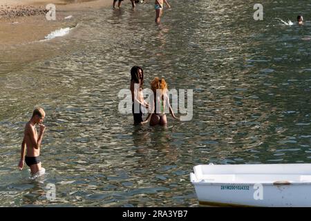 Salvador, Bahia, Brésil - 14 janvier 2022: Les gens sont vus se baigner dans la mer et bronzer sur les sables de la plage dans la communauté de Gamboa à Sal Banque D'Images