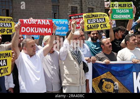 Diyarbakir, Turquie. 30th juin 2023. Les manifestants tiennent des écriteaux exprimant leur opinion pendant la manifestation. L'incendie du Saint Coran à Stockholm, la capitale de la Suède, a été protesté par une manifestation organisée après les prières du vendredi devant la Grande Mosquée historique de Diyarbakir, en Turquie. Crédit : SOPA Images Limited/Alamy Live News Banque D'Images