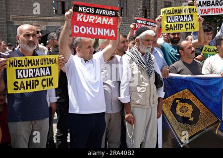 Diyarbakir, Turquie. 30th juin 2023. Les manifestants tiennent des écriteaux exprimant leur opinion pendant la manifestation. L'incendie du Saint Coran à Stockholm, la capitale de la Suède, a été protesté par une manifestation organisée après les prières du vendredi devant la Grande Mosquée historique de Diyarbakir, en Turquie. Crédit : SOPA Images Limited/Alamy Live News Banque D'Images