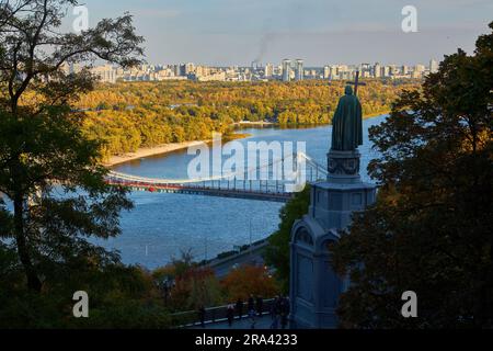 La ville de Kiev d'automne donnant sur la passerelle pour piétons à Trukhanovy island, le monument à Volodymir et les eaux bleues de la rivière Dnipro sur Banque D'Images