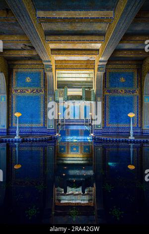 San Simeon, Californie - 19 avril 2017 : vue intérieure de la célèbre piscine romaine de luxe à l'intérieur du château de Hearst. Attraction touristique et lieu célèbre en Californie Banque D'Images