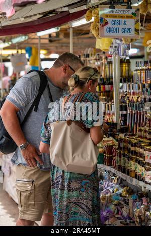 couple d'âge moyen magasinant dans un marché vendant des produits locaux à trogir près de split, en croatie. Banque D'Images