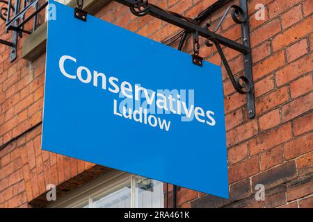 Ludlow, Shropshire, Royaume-Uni - 29 juin 2023 : signalisation extérieure du bureau du Parti conservateur de Ludlow Banque D'Images