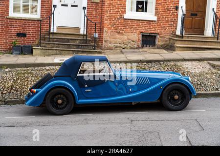 Ludlow, Shropshire, Royaume-Uni - 29 juin 2023: British Made Morgan plus quatre garés à l'extérieur des maisons Banque D'Images