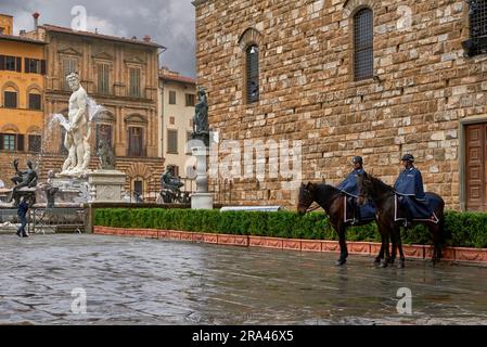 Policiers à cheval dans le centre-ville de Florence, Italie Banque D'Images