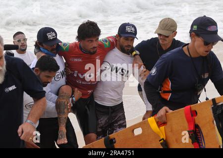 Saquarema, Rio de Janeiro, Brésil. 30th juin 2023. Filipe Tolède du Brésil est transporté de l'eau après avoir blessé son genou tout en surfant sur la chaleur 5 du Round de 16 à la compétition RIO Pro Surf VIVO à Saquarema vendredi, 30 juin 2023. (Credit image: © Rafa Pontes/ZUMA Press Wire) USAGE ÉDITORIAL SEULEMENT! Non destiné À un usage commercial ! Banque D'Images