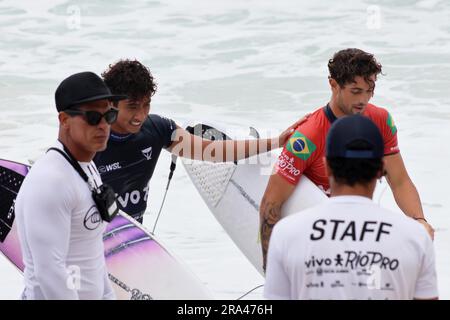 Saquarema, Rio de Janeiro, Brésil. 30th juin 2023. Samuel Pupo et Joao Chianca du Brésil marchent ensemble après avoir surfé dans chauffage 1 de la ronde de 16 à la compétition RIO Pro Surf VIVO à Saquarema vendredi, 30 juin 2023. (Credit image: © Rafa Pontes/ZUMA Press Wire) USAGE ÉDITORIAL SEULEMENT! Non destiné À un usage commercial ! Banque D'Images