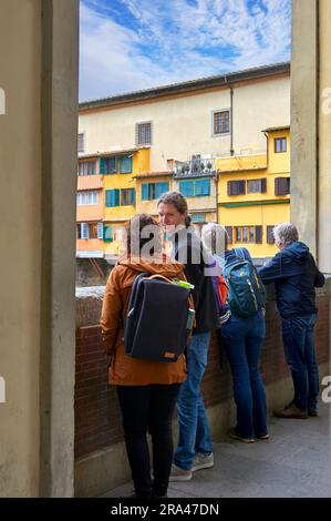 Promenade le long de la promenade de la rivière Arno dans le centre-ville de Florence, Italie Banque D'Images