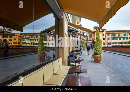 Promenade le long de la promenade de la rivière Arno dans le centre-ville de Florence, Italie Banque D'Images