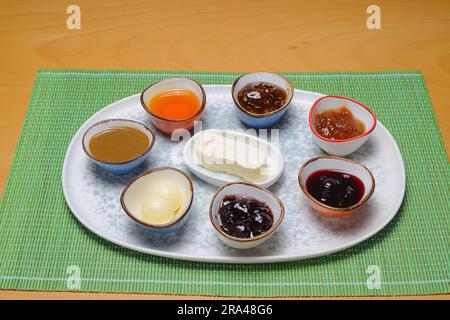 Table du petit déjeuner turc. Pâtisseries, légumes, légumes verts, olives, fromages, œufs au plat, confitures, miel, thé en pot de cuivre et verres à tulipes, composition large Banque D'Images