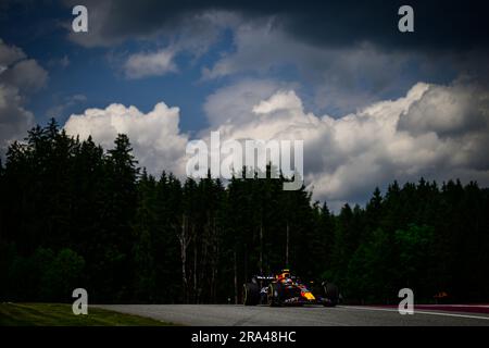 Sergio Perez, pilote mexicain de la course Oracle Red Bull Racing, participe à la première séance de pratique du Grand Prix autrichien de F1 au Red Bull Ring de Spielberg, en Autriche, sur 30 juin 2023. Banque D'Images