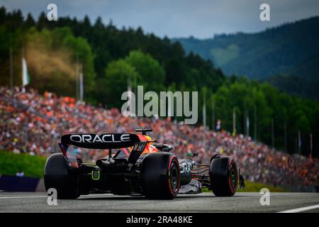 Le pilote néerlandais Max Verstappen de la course Oracle Red Bull court lors de la session de qualification du Grand Prix autrichien de F1 au Red Bull Ring de Spielberg, en Autriche, sur 30 juin 2023. Banque D'Images