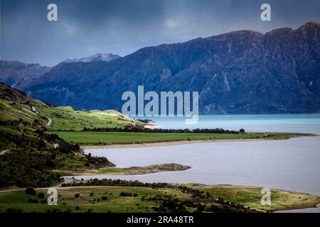 Le soleil danse avec les nuages au lac Hawea, île du Sud, Nouvelle-Zélande. Banque D'Images