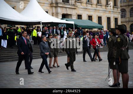 Bogota, Colombie. 30th juin 2023. La mairesse de Bogota, Claudia Lopez, marche avec le directeur de la police colombienne, William Rene Salamanca, lors de la cérémonie de commandement du Brigadier général de la police colombienne, Sandra Patricia Hernandez, à Bogota, Colombie, 30 juin 2023. Photo de: CHEPA Beltran/long Visual Press crédit: Long Visual Press/Alay Live News Banque D'Images