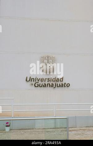 Universidad de Guanajuato, sceau et nom sur un mur au Campus Leon de l'Université de Guanajuato, Mexique; Université d'État financée par l'État. Banque D'Images