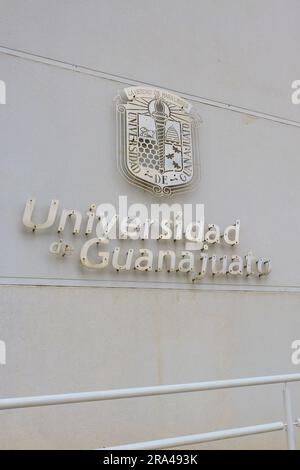 Universidad de Guanajuato, sceau et nom sur un mur au Campus Leon de l'Université de Guanajuato, Mexique; Université d'État financée par l'État. Banque D'Images