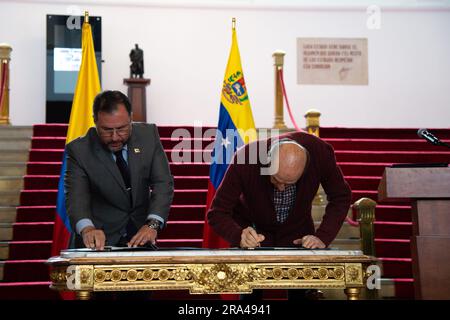 Bogota, Colombie. 30th juin 2023. Le ministre des Affaires étrangères du Venezuela, Yvan Gil (L), et le ministre des Affaires étrangères de la Colombie, Alvaro Leyva (R), signent une déclaration commune sur la coopération dans la recherche de personnes portées disparues à la frontière vénézuélienne, à Bogota (Colombie), sur le 30 juin 2023. Photo de: CHEPA Beltran/long Visual Press crédit: Long Visual Press/Alay Live News Banque D'Images