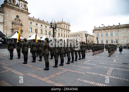 Bogota, Colombie. 30th juin 2023. Les officiers de police colombiens paient des respects lors de la cérémonie de prise de commandement du Brigadier général de la police colombienne Sandra Patricia Hernandez, à Bogota, Colombie, 30 juin 2023. Photo de: CHEPA Beltran/long Visual Press crédit: Long Visual Press/Alay Live News Banque D'Images