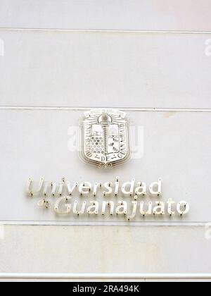 Universidad de Guanajuato, sceau et nom sur un mur au Campus Leon de l'Université de Guanajuato, Mexique; Université d'État financée par l'État. Banque D'Images