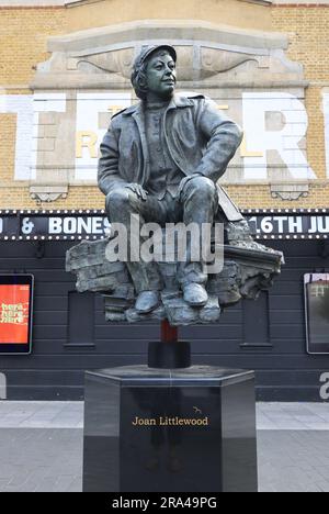 The Theatre Royal Stratford East, dans le quartier londonien de Newham, qui abrite la compagnie Theatre Workshop, associée à la directrice Joan Littlewood. Banque D'Images