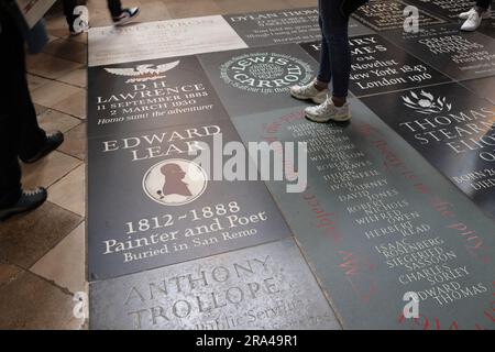 Le coin des poètes dans le transept sud de l'abbaye de Westminster, où de nombreux écrivains importants sont enterrés, à Londres, Royaume-Uni Banque D'Images