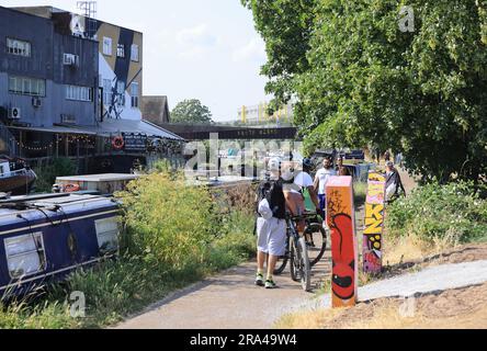 Hackney Wick by the River Lea navigation, un week-end d'été chaud, dans l'est de Londres, au Royaume-Uni. Banque D'Images