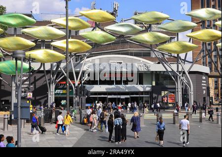 The Stratford Shoal by Studio Egret West, à l'extérieur du centre commercial de Stratford, sur Broadway, à l'est de Londres, au Royaume-Uni Banque D'Images