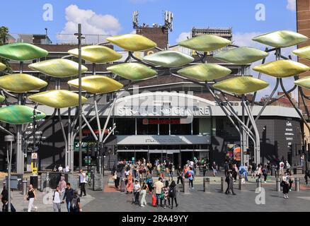 The Stratford Shoal by Studio Egret West, à l'extérieur du centre commercial de Stratford, sur Broadway, à l'est de Londres, au Royaume-Uni Banque D'Images