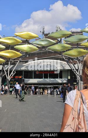 The Stratford Shoal by Studio Egret West, à l'extérieur du centre commercial de Stratford, sur Broadway, à l'est de Londres, au Royaume-Uni Banque D'Images