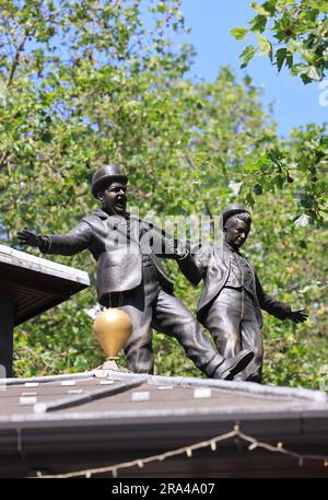 Statue de Laurel & Hardy, le duo de comédie légendaire de the1920s à 1940s, dans le cadre des scènes de la piste de cinéma The Square sur Leicester Square, Royaume-Uni Banque D'Images