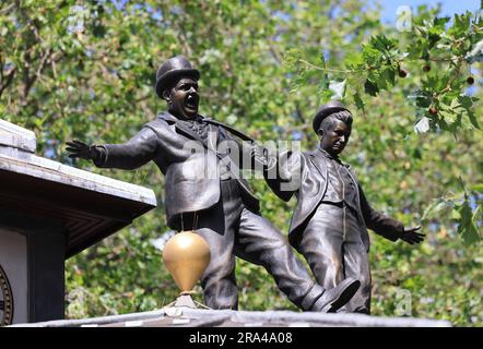 Statue de Laurel & Hardy, le duo de comédie légendaire de the1920s à 1940s, dans le cadre des scènes de la piste de cinéma The Square sur Leicester Square, Royaume-Uni Banque D'Images