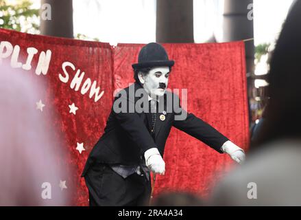 Busker dans le rôle de Charlie Chaplin à Covent Garden, un quartier animé de boutiques indépendantes, de restaurants et de marchés couverts, dans le centre de Londres, au Royaume-Uni Banque D'Images