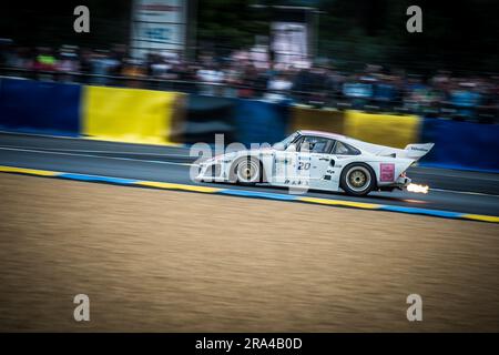 Le Mans, France, 30th juin 2023, les flammes s'aboyant des gaz d'échappement de cette voiture de course classique lors des essais et des qualifications pour le Mans Classic 2023 au Mans, France. Credit Ian Skelton/Alay Live News Banque D'Images