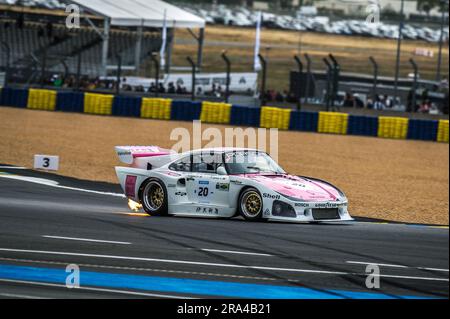 Le Mans, France, 30th juin 2023, les flammes s'aboyant des gaz d'échappement de cette voiture de course classique lors des essais et des qualifications pour le Mans Classic 2023 au Mans, France. Credit Ian Skelton/Alay Live News Banque D'Images