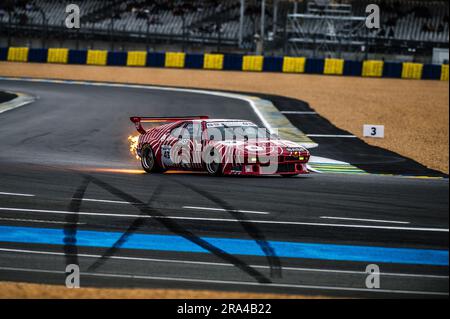 Le Mans, France, 30th juin 2023, les flammes s'aboyant des gaz d'échappement de cette voiture de course classique lors des essais et des qualifications pour le Mans Classic 2023 au Mans, France. Credit Ian Skelton/Alay Live News Banque D'Images