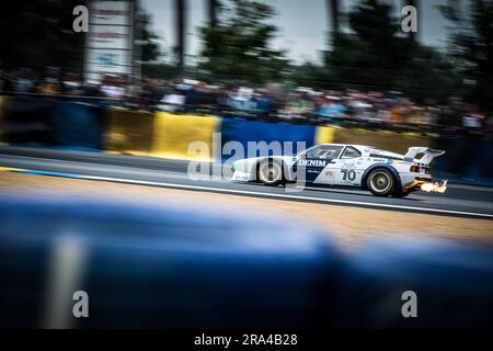 Le Mans, France, 30th juin 2023, les flammes s'aboyant des gaz d'échappement de cette voiture de course classique lors des essais et des qualifications pour le Mans Classic 2023 au Mans, France. Credit Ian Skelton/Alay Live News Banque D'Images