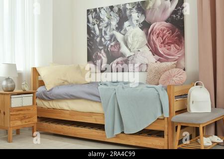 Intérieur élégant de la chambre de l'adolescent avec lit confortable Banque D'Images