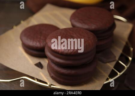 Délicieux tartes au chocolat sur une table en bois, en gros plan Banque D'Images