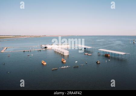 Les ranchs inondés et le matériel agricole couvrent une vaste étendue de la vallée centrale de Californie. Le lac Tulare était autrefois le plus grand plan d'eau douce de l'Ouest américain. Il s’est asséché il y a un siècle après que ses affluents aient été damés, dikés et détournés et que le lit du lac ait été converti en une des terres agricoles les plus fertiles et productives de Californie. En 2023, le lac Tulare a fait une réapparition surprise après un hiver de pluies exceptionnellement fortes, inondant quelque 180 000 kilomètres carrés de terres agricoles dans la vallée centrale. Les experts croient qu'il faudra peut-être deux ou trois ans pour que les eaux inondées se soient retirées. Banque D'Images