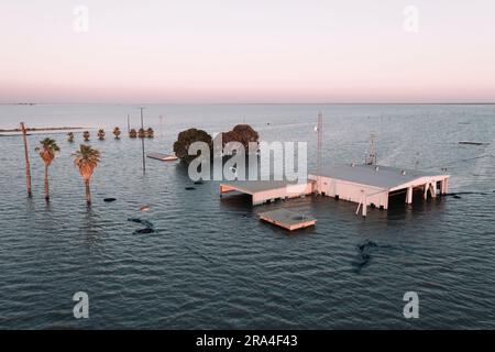 Les ranchs inondés et le matériel agricole couvrent une vaste étendue de la vallée centrale de Californie. Le lac Tulare était autrefois le plus grand plan d'eau douce de l'Ouest américain. Il s’est asséché il y a un siècle après que ses affluents aient été damés, dikés et détournés et que le lit du lac ait été converti en une des terres agricoles les plus fertiles et productives de Californie. En 2023, le lac Tulare a fait une réapparition surprise après un hiver de pluies exceptionnellement fortes, inondant quelque 180 000 kilomètres carrés de terres agricoles dans la vallée centrale. Les experts croient qu'il faudra peut-être deux ou trois ans pour que les eaux inondées se soient retirées. Banque D'Images