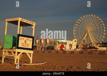 Une grande roue s'élève de la promenade à Ocean City New Jersey un matin d'été sur la côte du Jersey Banque D'Images