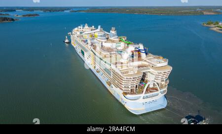 Le plus grand NAVIRE de croisière AU monde, ICÔNE DES MERS, part pour les essais en mer du chantier naval Meyer Turku assisté de remorqueurs. Vue aérienne sur la poupe. Banque D'Images
