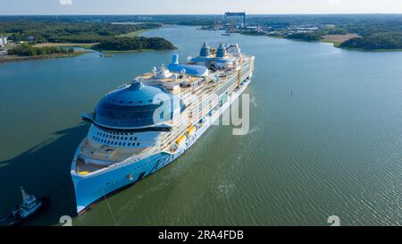 Le plus grand NAVIRE de croisière AU monde, ICÔNE DES MERS, part pour les essais en mer du chantier naval Meyer Turku assisté de remorqueurs. Vue avant de l'antenne. Banque D'Images